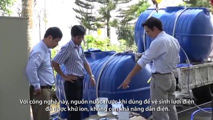 VnExpress | Thời sự | Phun nước rửa sạch đường dây 500kV Bắc - Nam