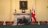 Theresa May signe la lettre qui déclenche le Brexit