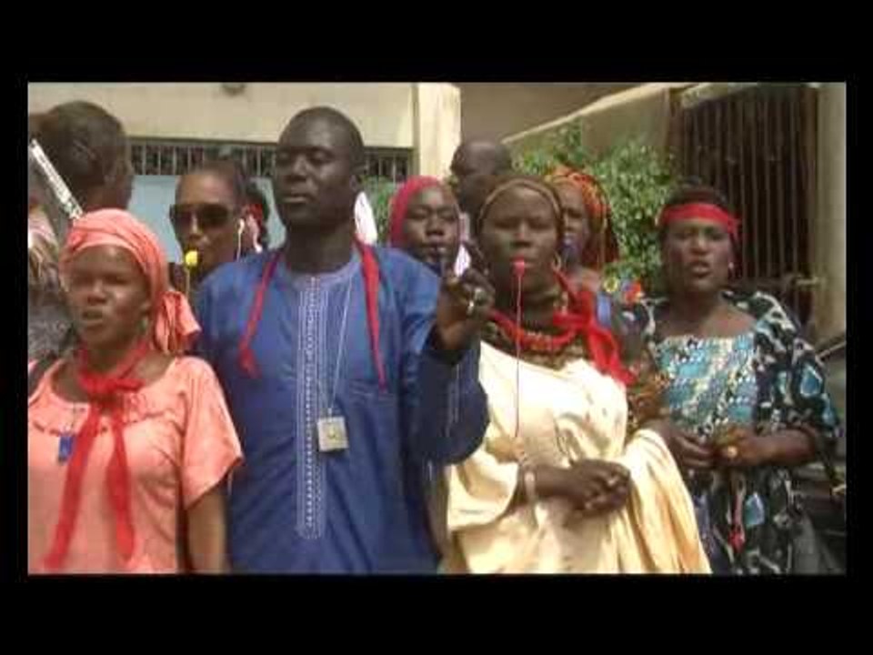 Ces travailleurs brûlent des pneus pour contester la suppression des régions