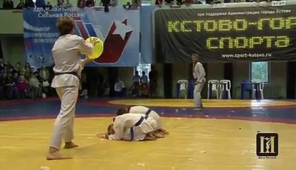 insolite fail en KARATÉ il éclate la tête de son élève !