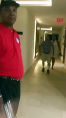 Des touristes hystériques détruisent l'ascenseur d'un hôtel pour libérer leurs enfants coincés