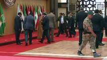 لحظة سقوط الرئيس اللبناني ميشال عون أرضا في القمة العربية