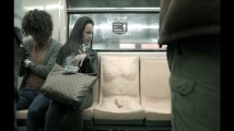 Un corps d'homme (avec un penis) moulé sur un siège du métro de Mexico pour la bonne cause