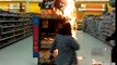 Incendie dans un supermarché.. tout le monde s'en fout !! Walmart