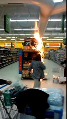 Incendie dans un supermarché.. tout le monde s'en fout !! Walmart