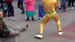 Une vidéo virale d’une mémé qui danse sur du Beatles avec une artiste de rue. Mdrrr…