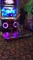 Danser comme un fou au jeu d'arcade !