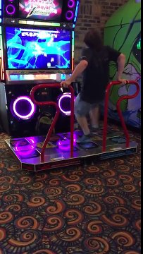 Danser comme un fou au jeu d'arcade !