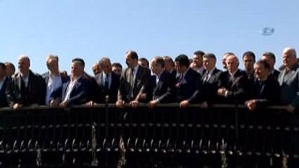 Bakan Kılıç, Eline Süpürge Aldı, Parkta Otları Süpürdü