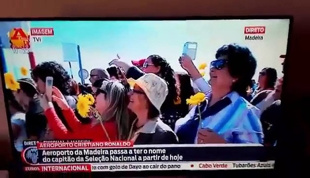 BATMAN aparece no Aeroporto da Madeira para felicitar Cristiano Ronaldo