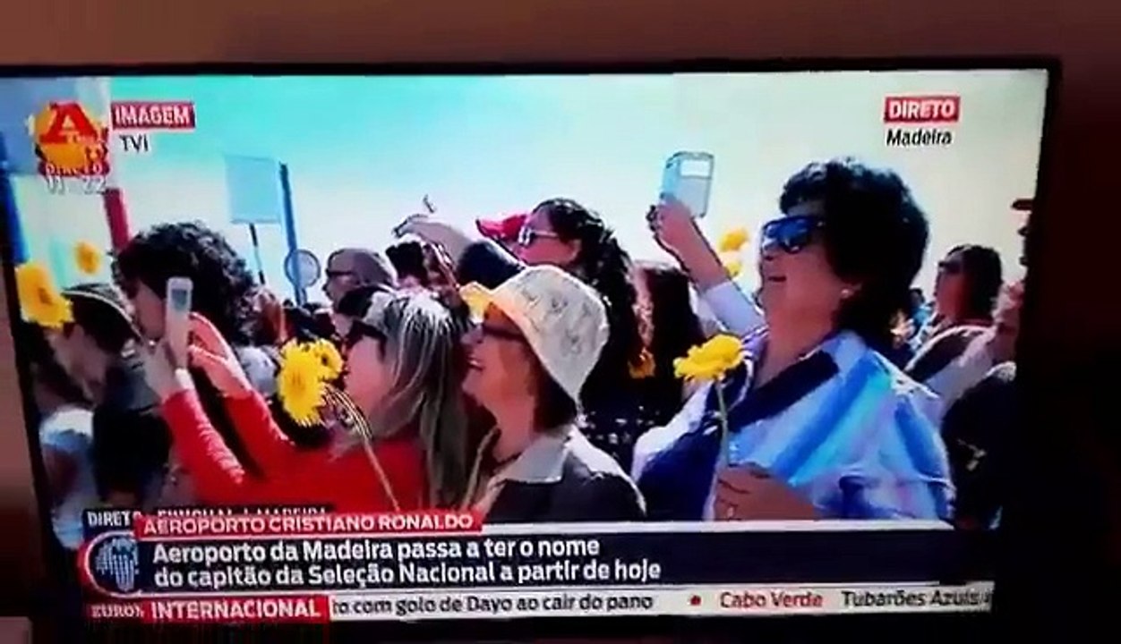 BATMAN aparece no Aeroporto da Madeira para felicitar Cristiano Ronaldo