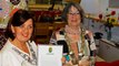 Nicoline Lancee ontvangt Nissewaardpenning uit handen van burgemeester Salet / Spijkenisse 2017