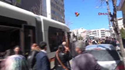 Eskişehir Çizgi Filmi Karakterli Uçan Balonlar Tramvayları Durdurdu