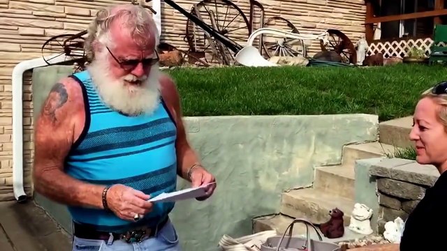 La réaction d’un papy dès qu’il voit ce qui est à l’intérieur de la carte que sa petite-fille lui a donné pour son anniv