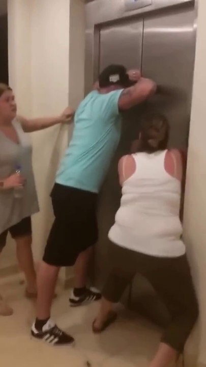 Ces touristes deviennent fou et détruisent l'ascenseur dans lequel leurs enfants sont coincés