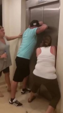 Ces touristes deviennent fou et détruisent l'ascenseur dans lequel leurs enfants sont coincés