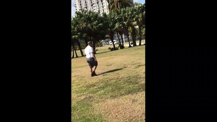 Ce gars poursuit un gros iguane