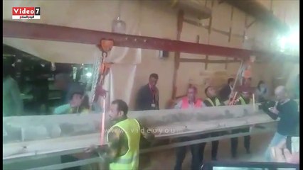 بالفيديو.. شاهد لحظة رفع أطول قطعة خشبية بمركب خوفو الثانية