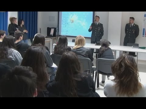 Senigallia (AN) - Al Liceo Perticari la GdF insegna Legalità Economica (29.03.17)