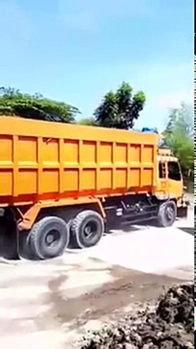 Mistik..!! Truck pasir bisa terguling