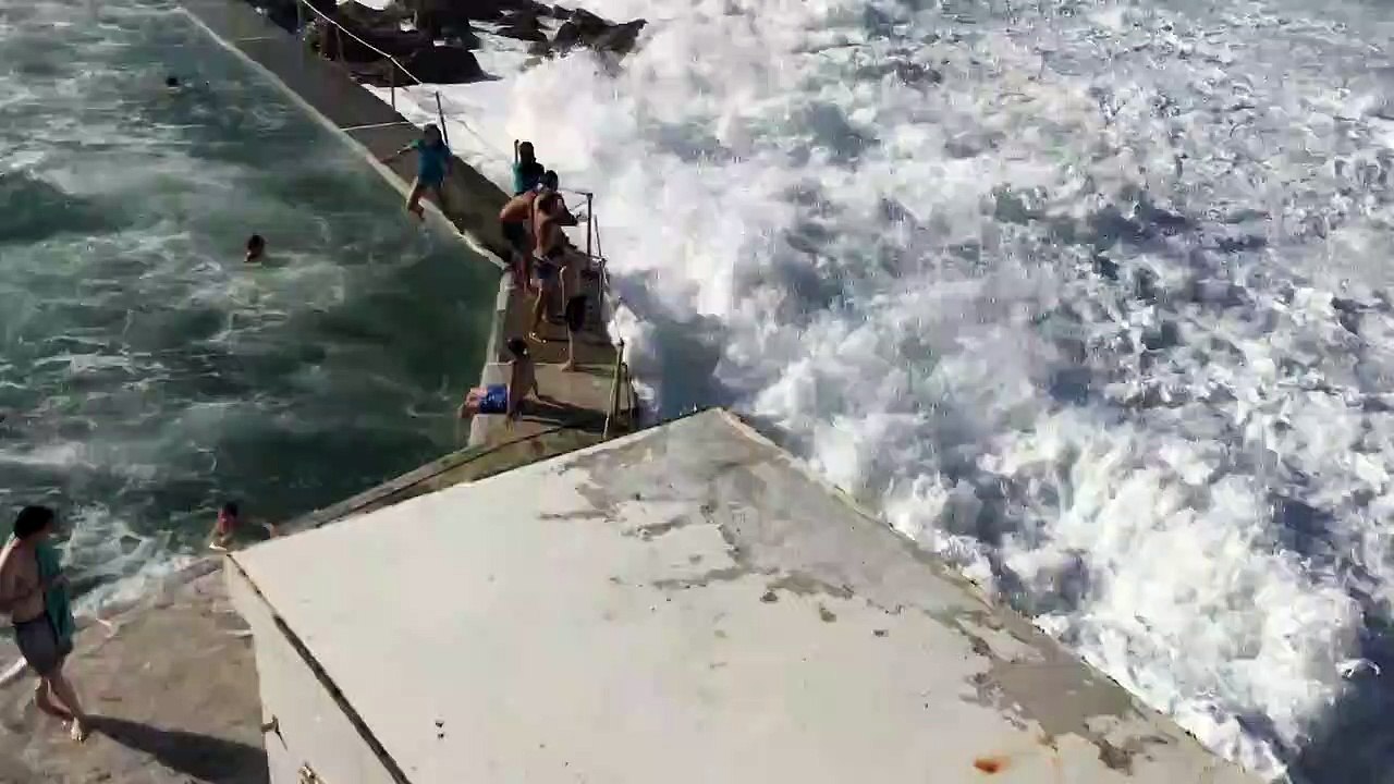 Cette piscine en front de mer ce fait submergée par d'énormes vagues, c'est impressionnant