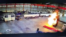 Cet ouvrier a eu la peur de sa vie quand son chariot élévateur a pris soudainement feu