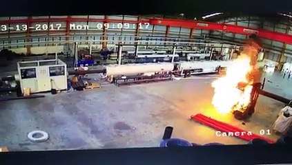 Cet ouvrier a eu la peur de sa vie quand son chariot élévateur a pris soudainement feu