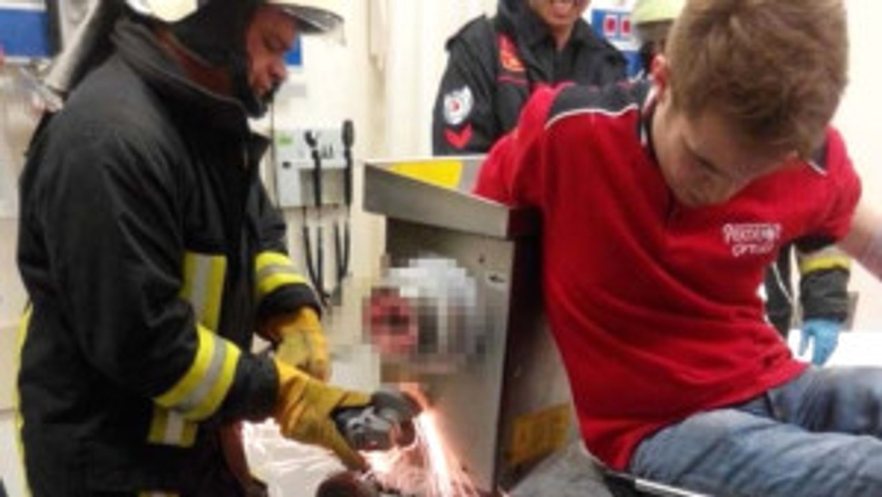 Elini Kaptırdığı Kıyma Makinesi ile Hastaneye Getirildi