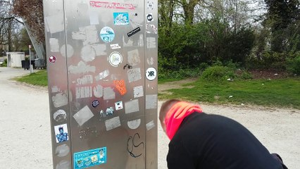 Jonathan retire les autocollants à Bruxelles