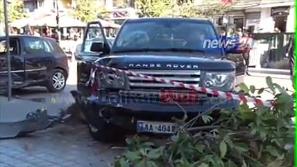 “I forti” me “Range Rover” në Elbasan merr përpara kalimtarë e makina