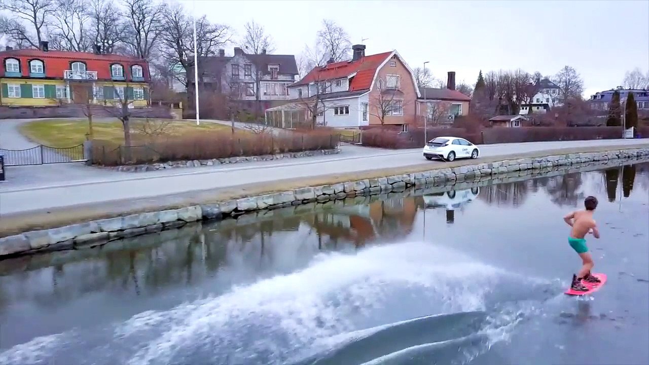 Un homme fait du wake board tiré par une voiture !