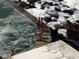 Une vague géante pousse des personnes dans une piscine !