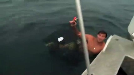 Cet homme évite de justesse de se faire attaquer par un requin....