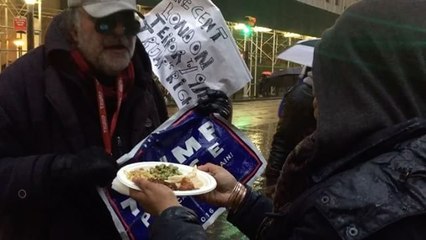 Télécharger la video: Trump Supporter Refuses Food from NYC Protesters, Calls Them Racists