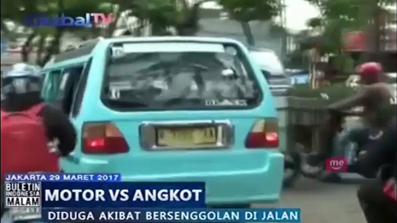 Tak Terima Disenggol, Angkot dan Motor Saling Tarik Gas