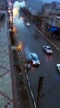 Une voiture qui roule se fait frapper par la foudre
