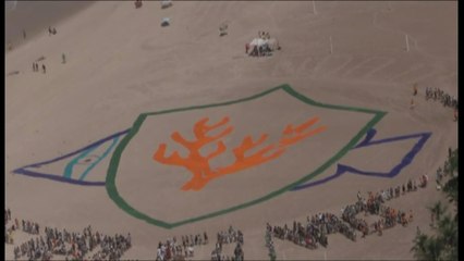 Mosaico humano en playa de Río para defender corales de la Amazonía