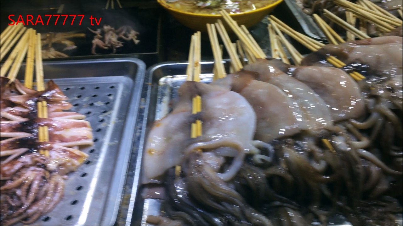 Eating squid and crab in China اكل حبار وسلطعون في الصين