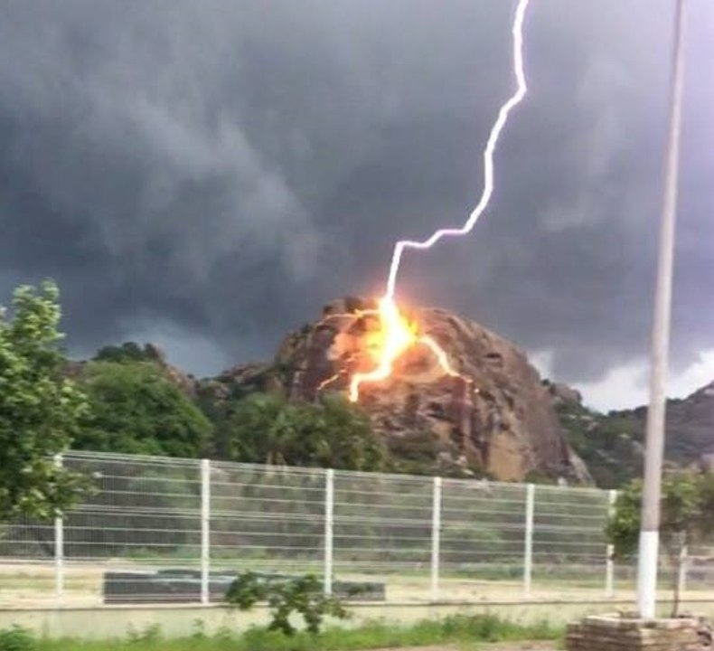Vídeo IMPRESSIONANTE FLAGRA EXPLOSÃO causada por raio no CE