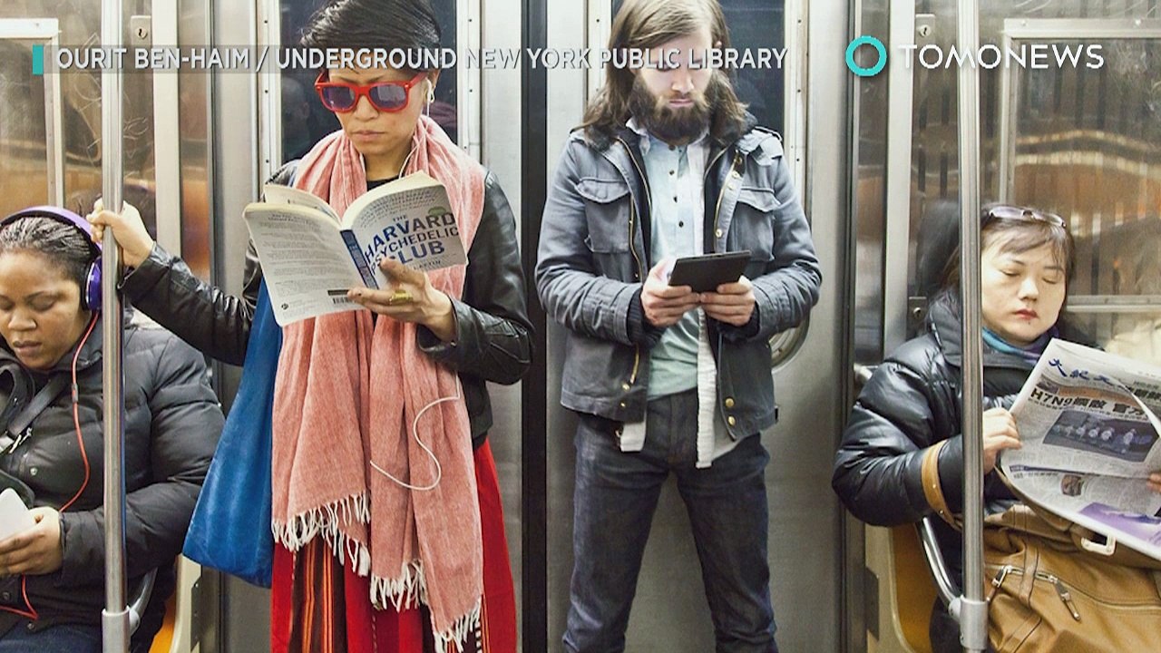 Nova-iorquinhos limpam pixação nazista de vagão do metrô.