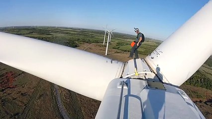 Deux base-jumpers sautent d’une éolienne