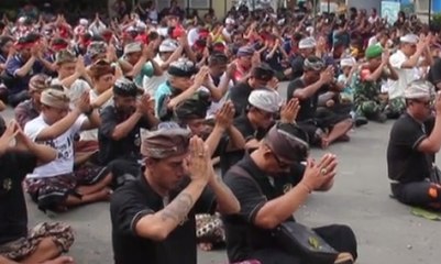 Tradisi Mejuk-jukan Sambut Tahun Baru Saka