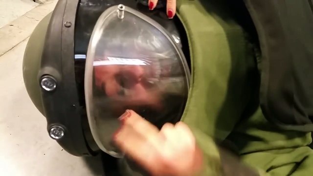 Sa copine enfile la tenue de démineur de son copain... Impossible de se relever tellement c'est lourd