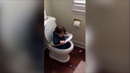 Download Video: Cette gamine s'amuse dans la cuvette des toilettes... Pourquoi pas!