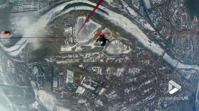 Ce parapentiste vole à travers les nuages