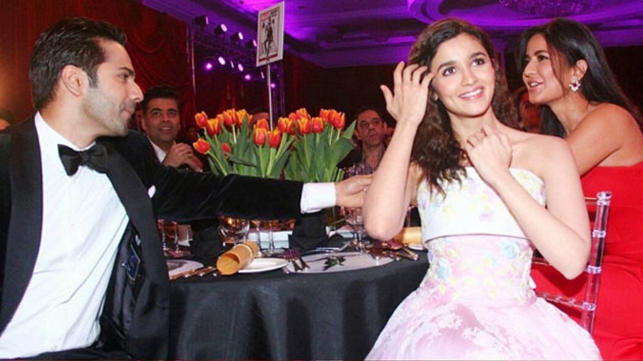 Bollywood Celebs CANDID Moment at Hello Hall of Fame Awards 2017