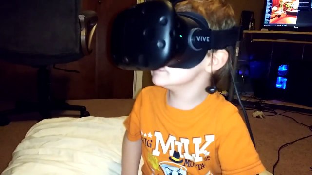 Réalité virtuelle à 3 ans ? Il est mort de rire !