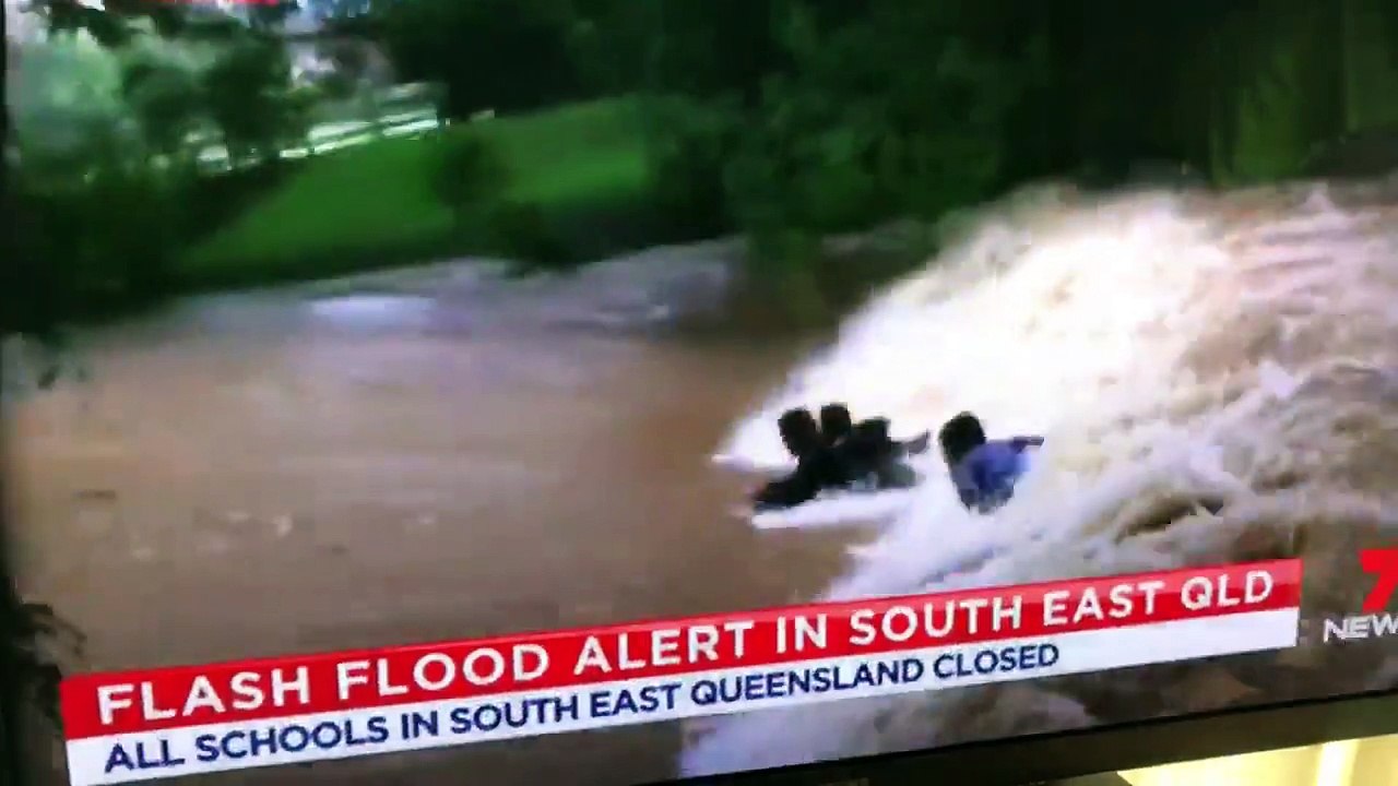 Ils surfent dans les inondations en Australie.. les fous !