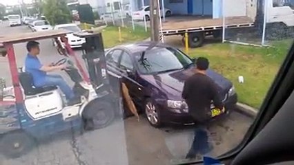 Yanlış yere park edilen aracı forkliftle çektiler