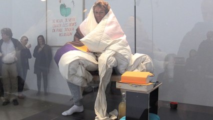 Performance : Abraham Poincheval en poule humaine à Paris